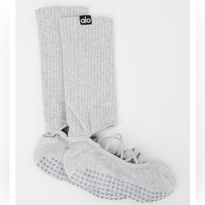 NWT Alo Yoga Strappy Siren Grip Sock Light Gray S/M (5-7.5)